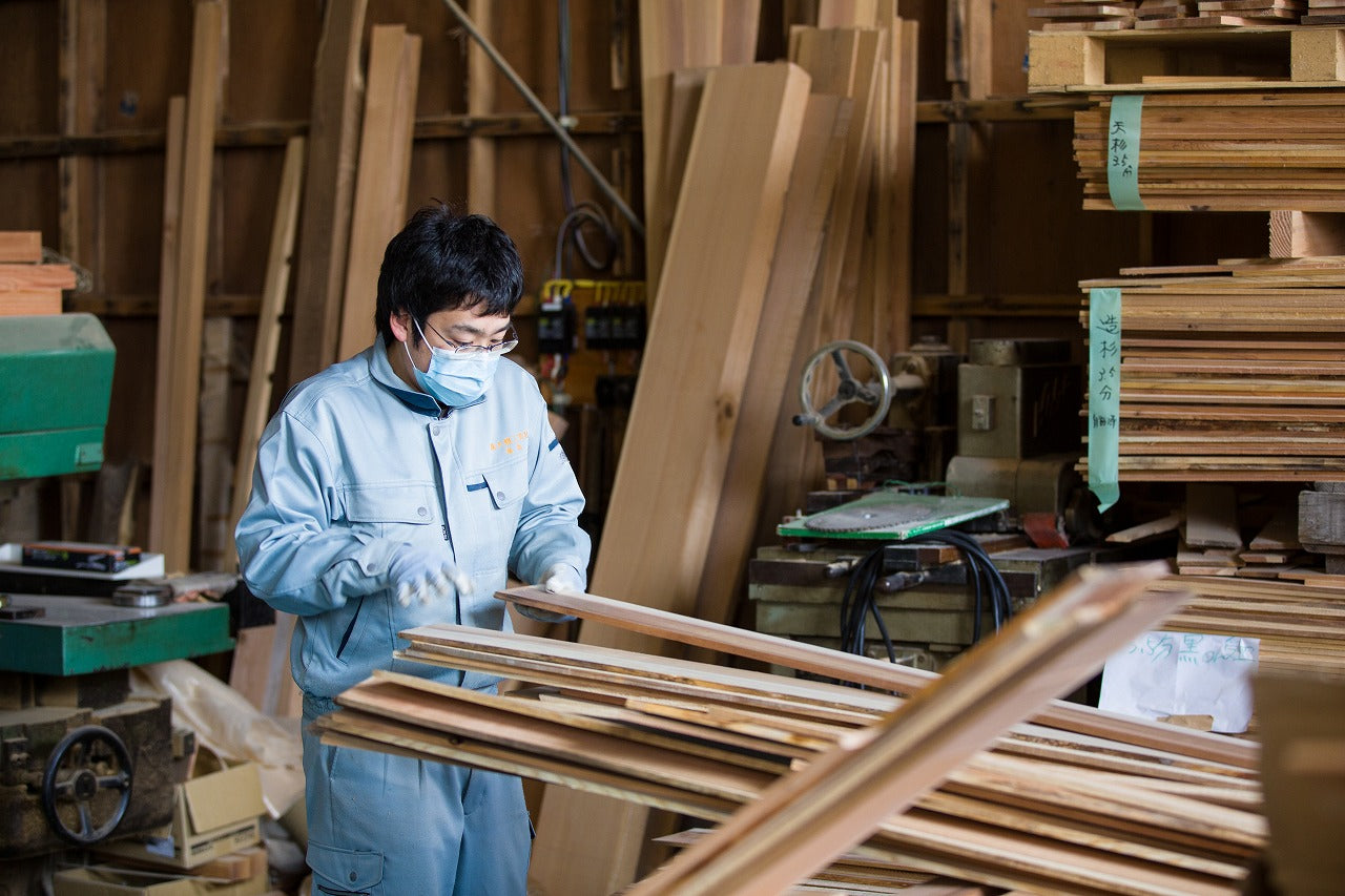 大館工芸社で秋田杉を加工する様子