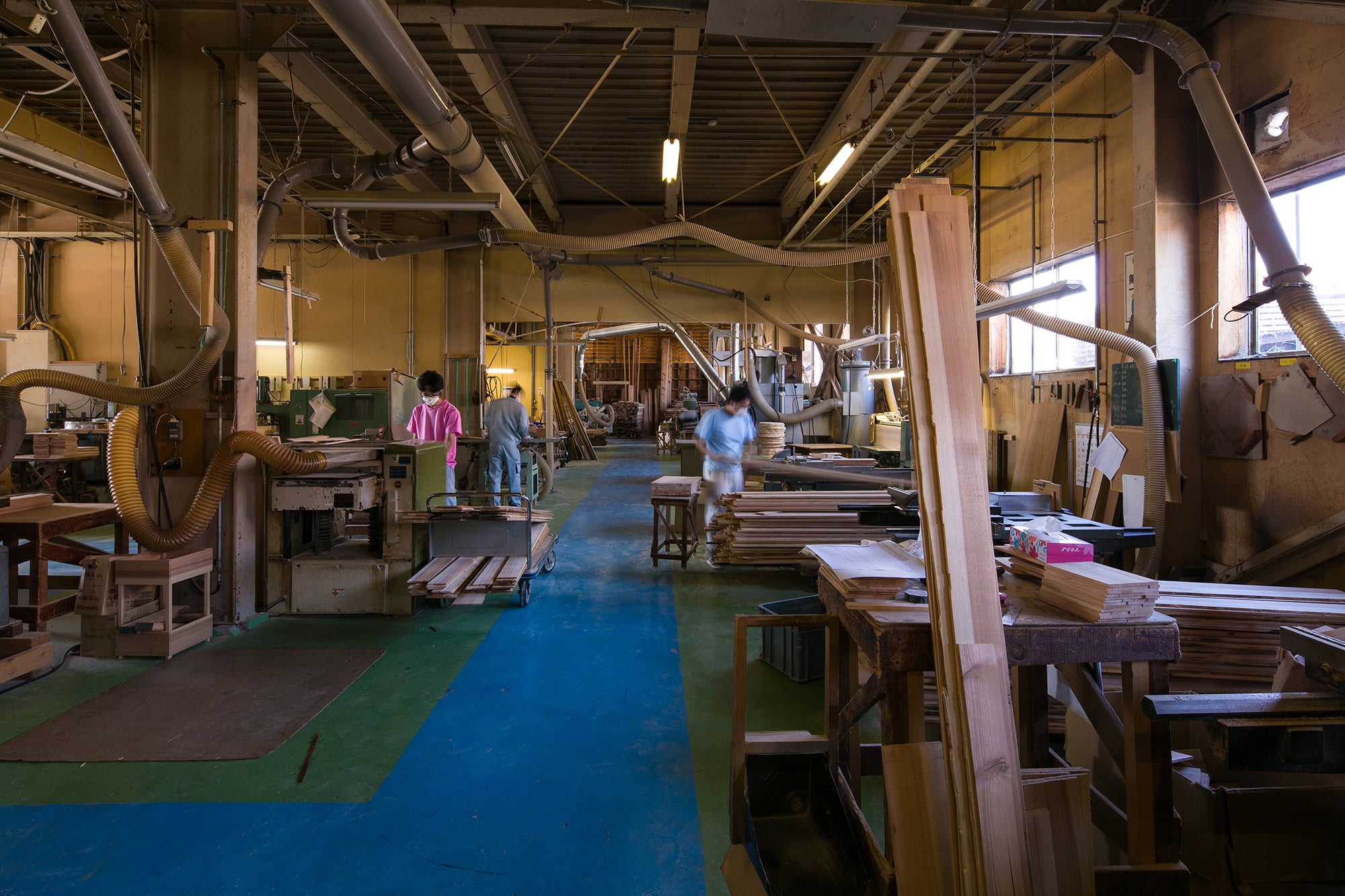 大館工芸社の工場で作業する様子